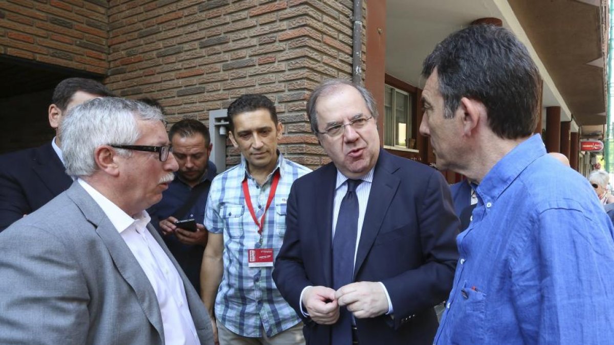 El presidente de la Junta, Juan Vicente Herrera; el secretario general de CCOO, Ignacio Fernández Toxo (I), el secretario autonómico de CCOO, Ángel Hernández (D), y el candidato a sucederle en el cargo, Vicente Andrés (2I).-Rubén Cacho / ICAL