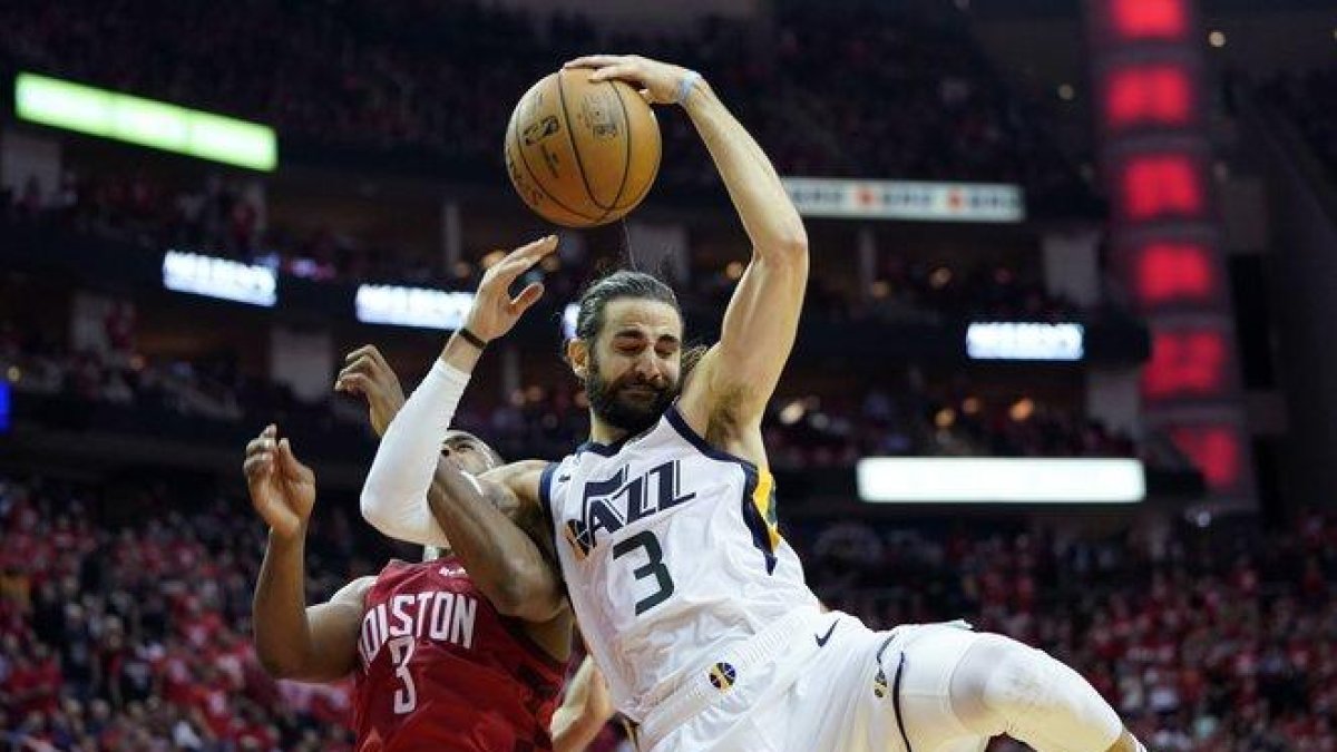 Ricky Rubio trata de encestar.-AP