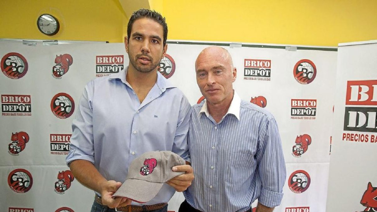 Davichu Ortega y el presidente del CBCValadolid Mike Hansen en la presentación del jugador en verano de 2015.-P. REQUEJO