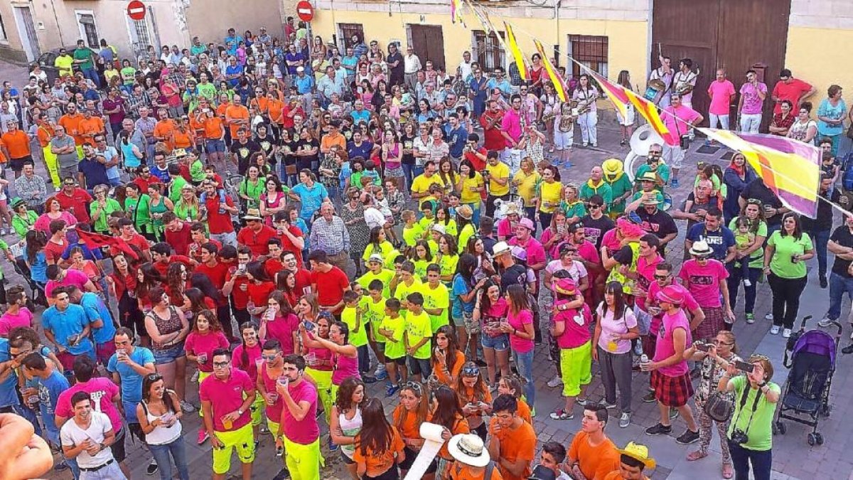 Más de 600 personas inauguran con el chupinazo las fiestas de Valoria.-E. M.