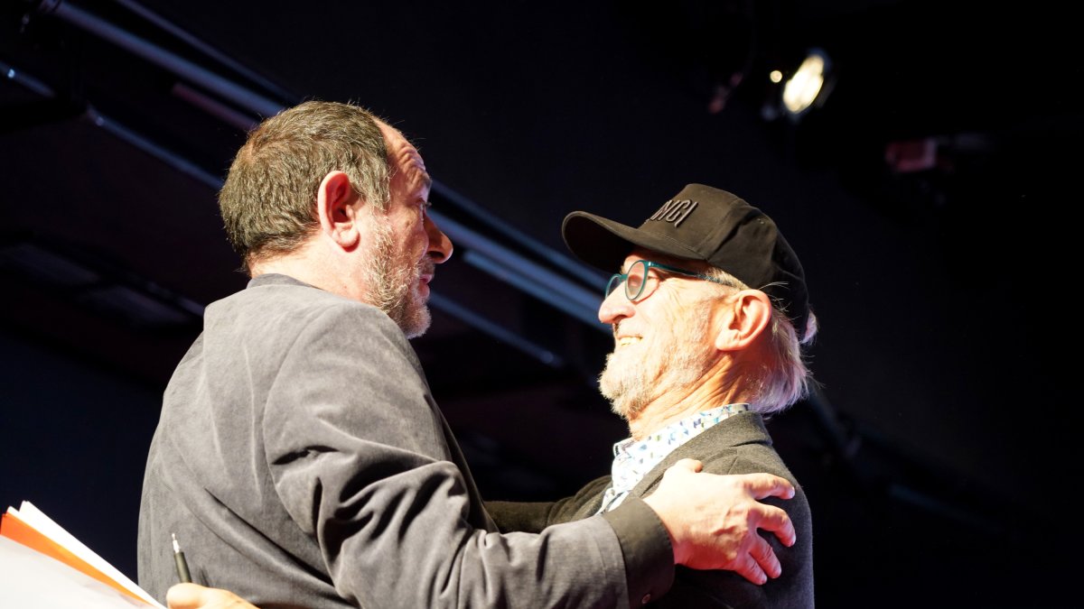 Karra Elejalde y el director de la Seminci, Javier Angulo, durante la lectura del palmarés de la 67ª Semana Internacional de Cine de Valladolid. -ICAL