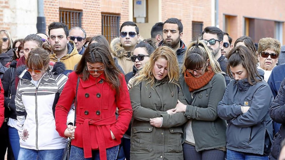 Durante el minuto de silencio en memoria de Irene Baladrón se sucedieron escenas de dolor.-J.M. LOSTAU