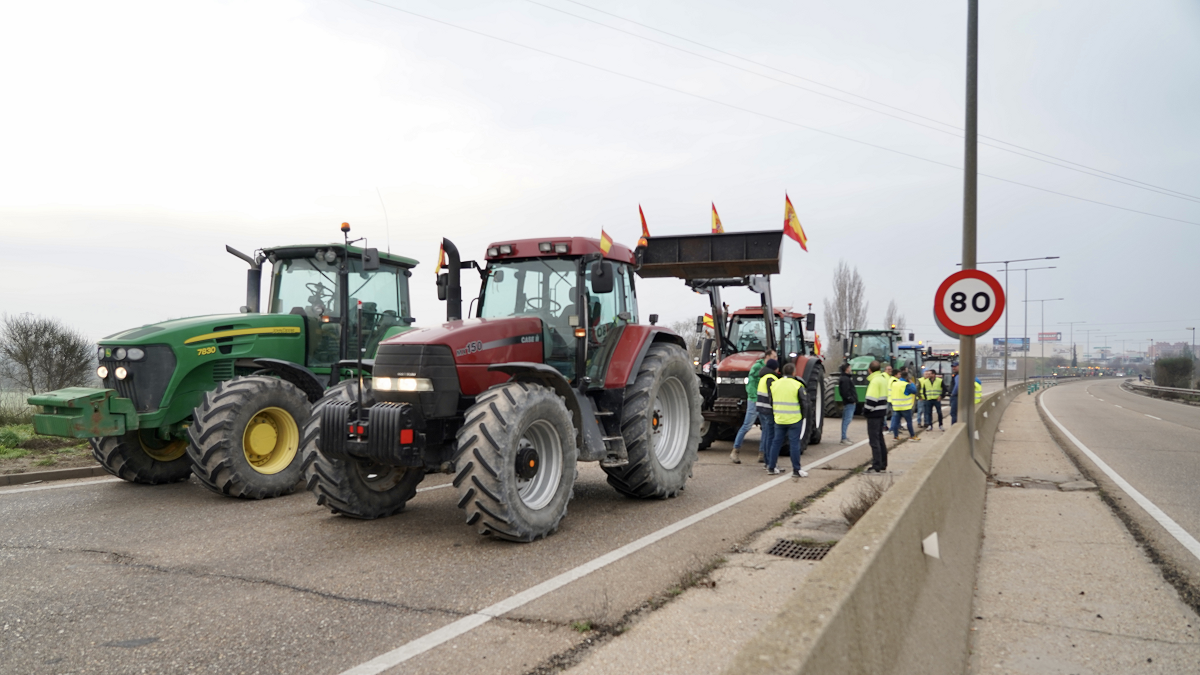 Concentración de tractores en la VA-20 de Valladolid. Leticia Pérez / ICAL.