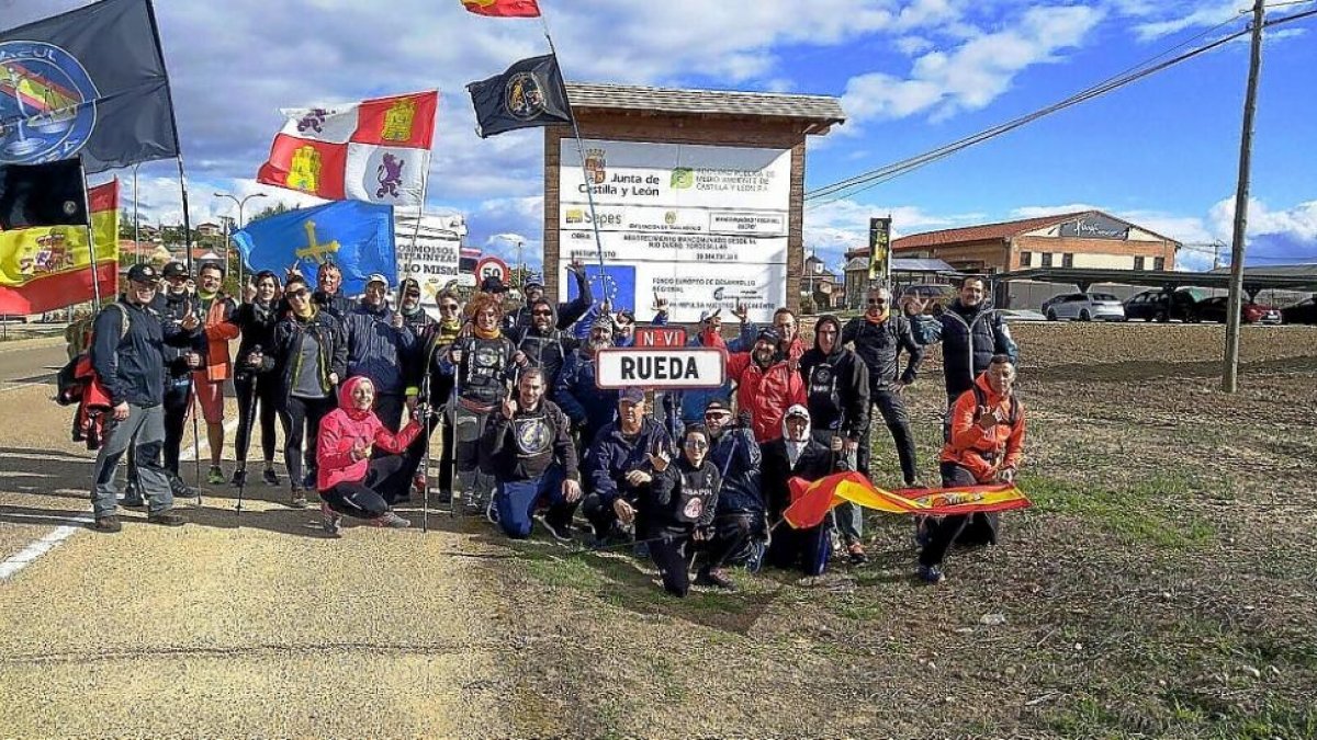 La marcha, ayer, al llegar a Rueda tras comer en Tordesillas en la octava etapa del recorrido desde Oviedo a Madrid.-E. M.