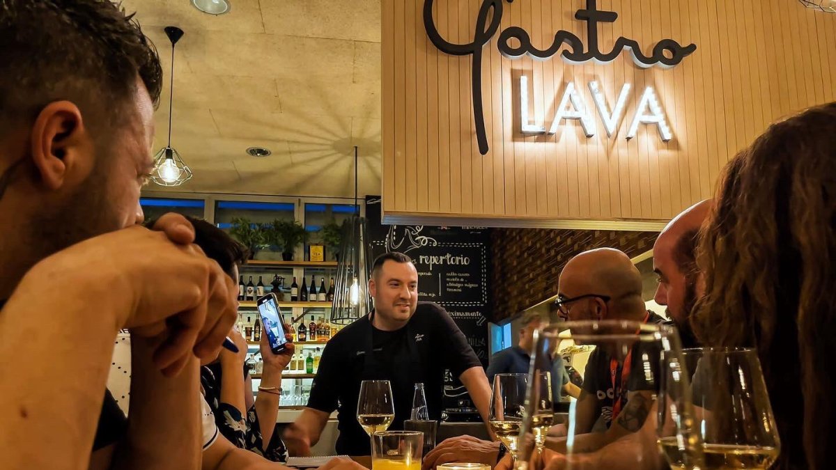Javier Mariscal comentando su pincho, 'Toromiyaki', al jurado del Concurso Provincial de Pinchos de Valladolid.