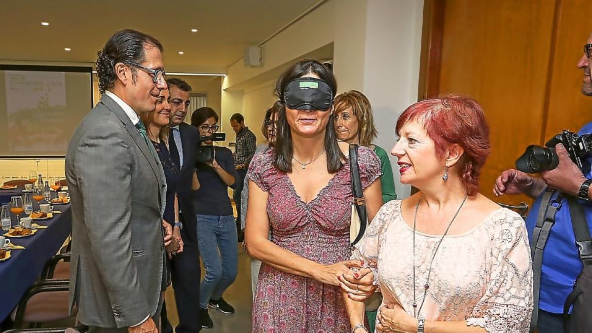 La Once quería que los periodistas de Castilla y León fueran más conscientes de cómo vive un ciego su discapacidad visual.-MIGUEL ÁNGEL SANTOS (PHOTOGENIC)