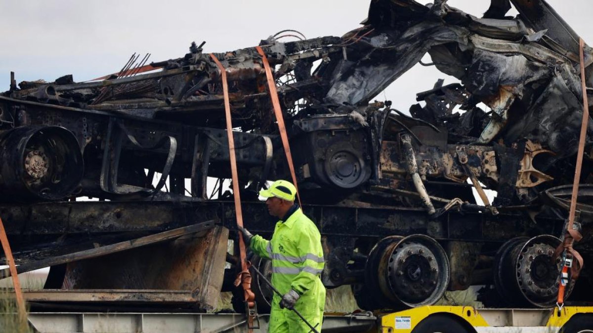 Uno de los camiones implicados en el accidente, totalmente calcinado.- PHOTOGENIC