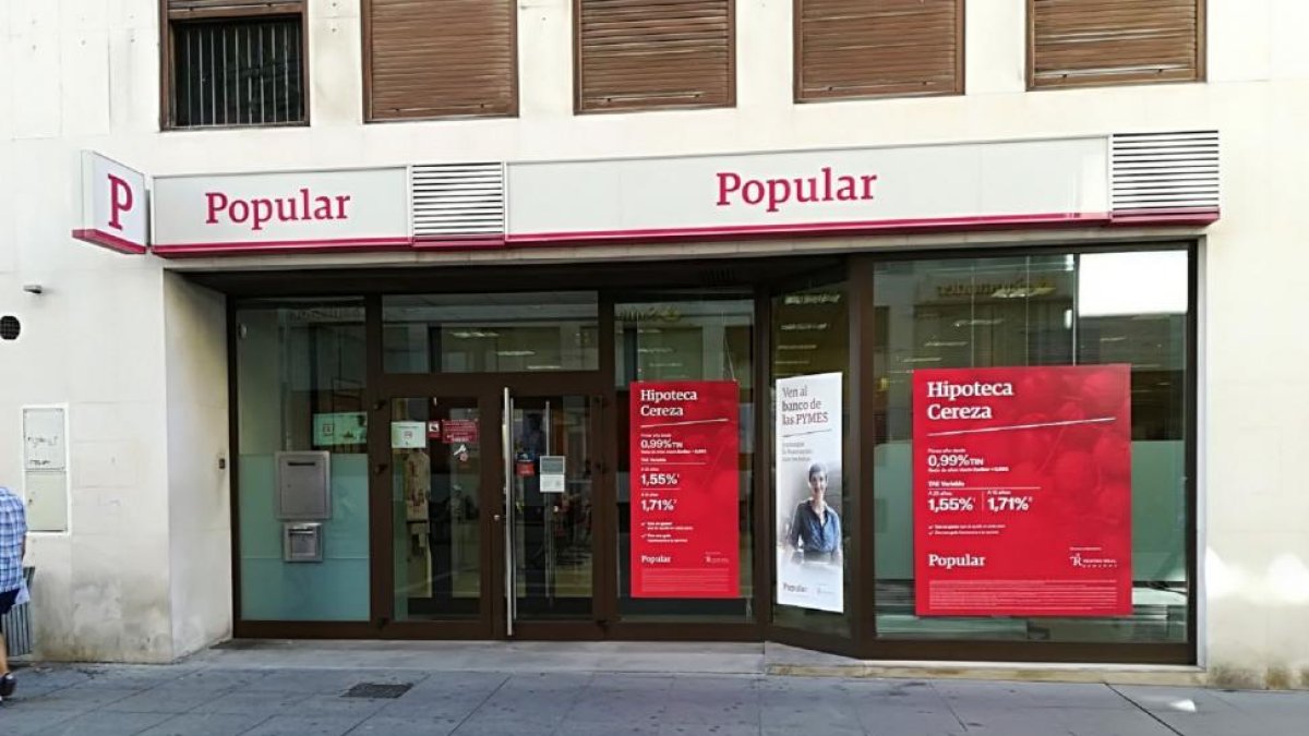 Imagen exterior de la sucursal del Banco Popular de Zamora que concertó los bonos.-E. M.
