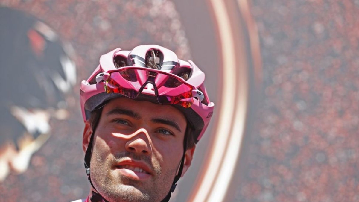 Tom Dumoulin, en el podio del Giro.-LUK BENIES / AFP