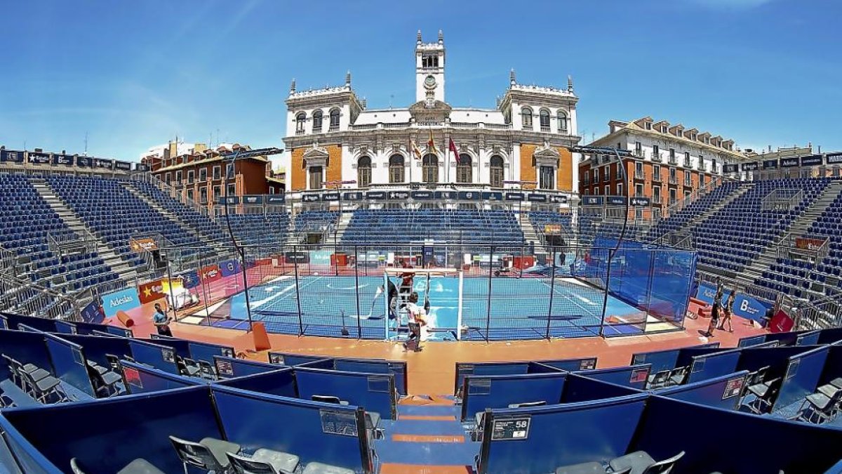 Gradas y pista del Valladolid Open en plena Plaza Mayor y con el ayuntamiento al fondo, listas para acoger los encuentros de octavos, cuartos, semifinales y final.-J.M. LOSTAU