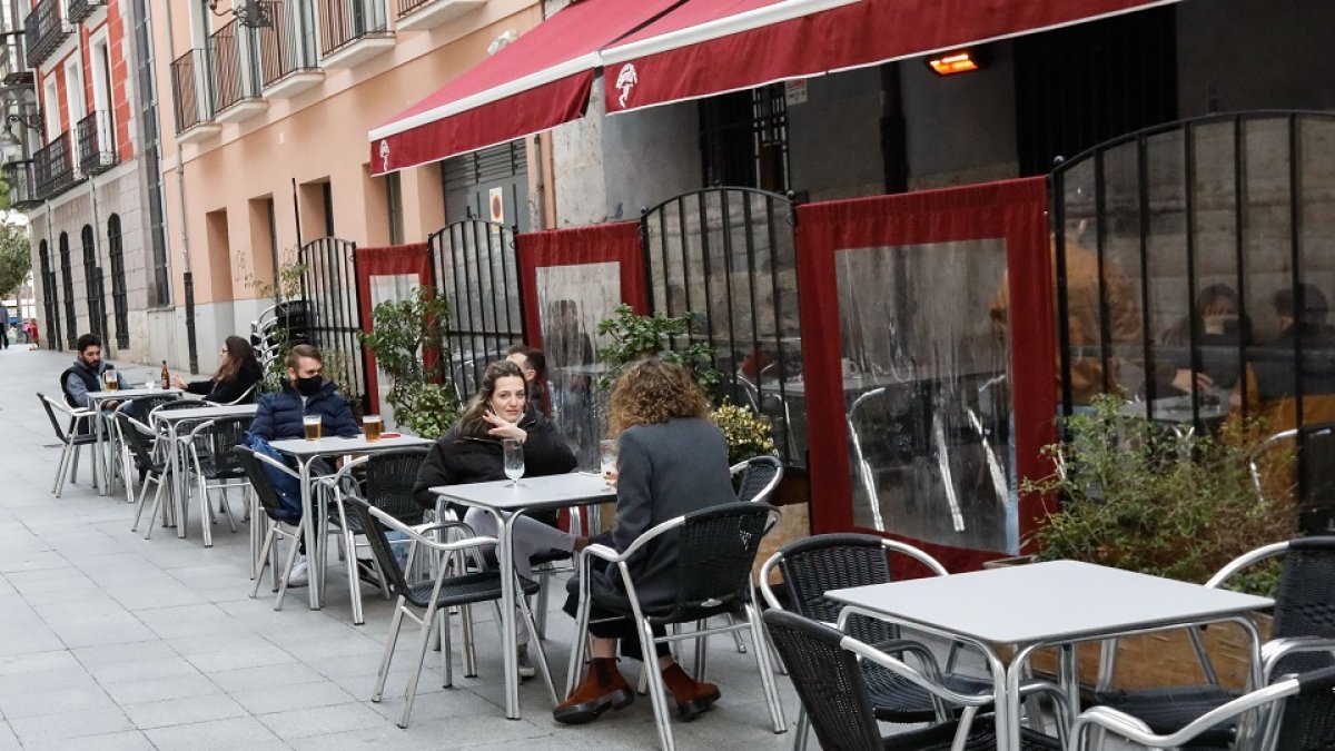 Terraza cerrada en Valladolid con otra funcionando al fondo. - J.M. LOSTAU