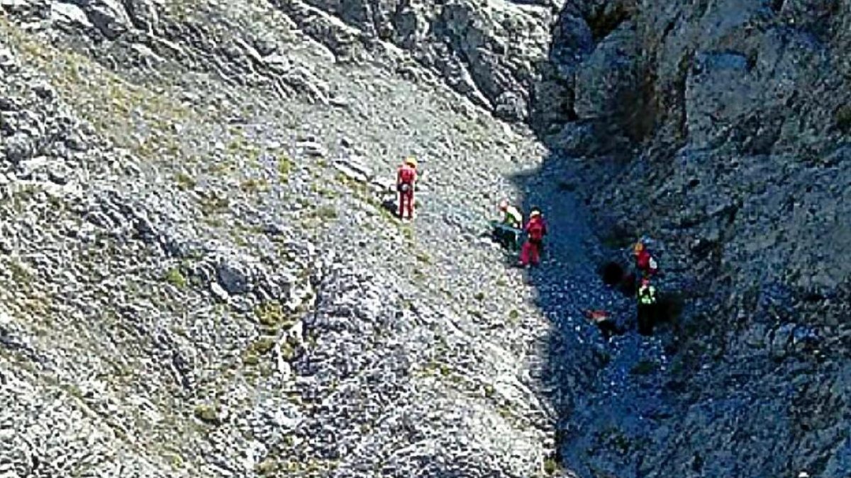 Imagen del rescate del cuerpo sin vida del hombre en la Peña Ubiña, situada en la localidad de San Emiliano.-E.M.