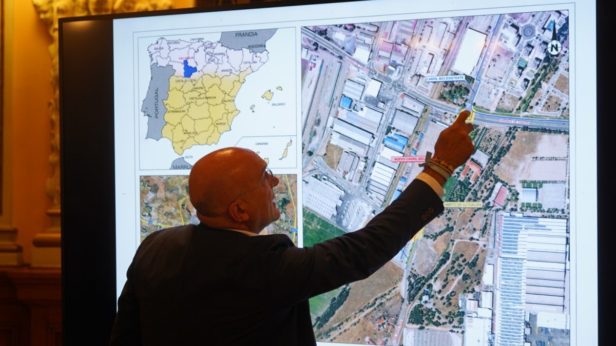 Jesús Julio Carnero, alcalde de Valladolid, en la presentación del carril bici en la calle Arca Real. -AYUNTAMIENTO DE VALLADOLID