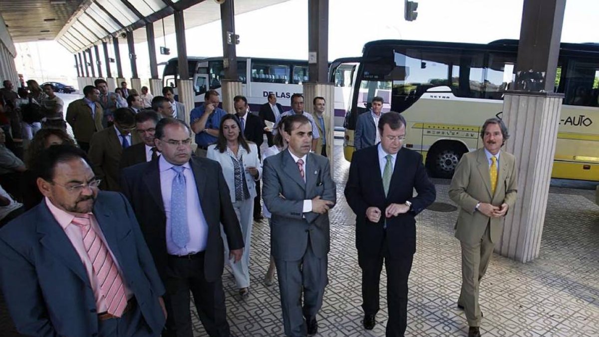 El consejero de Fomento de la Junta de Castilla y León, Antonio Silván (2D), visita la estación de autobuses de Aranda de Duero (Burgos)-Ical