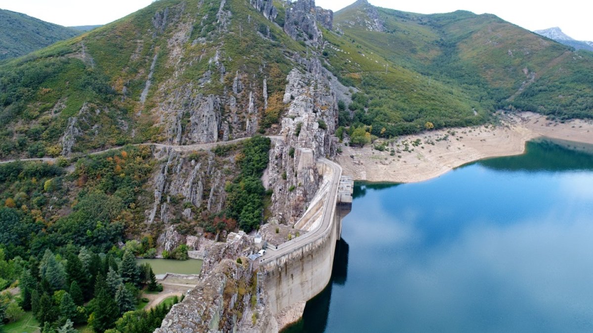 Embalse de Barrios de Luna, en León, uno de los que se propone recrecer en las alegaciones al Plan. / E. M.