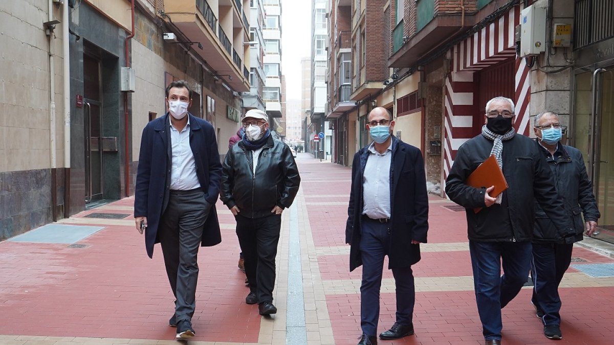 El alcalde, Óscar Puente, junto con el concejal de movilidad, Luis Vélez, en la recién peatonalizada calle Recoletas / E.M.