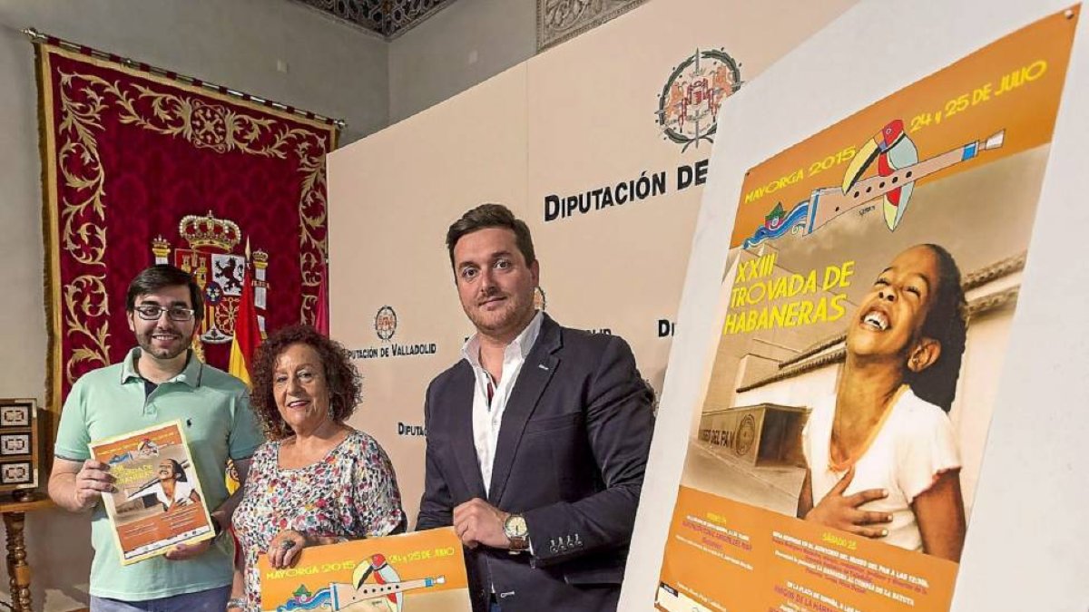 Ernesto Rodríguez, Teresa Pérez y Alberto Magdaleno en la presentación de la XIII edición de la trovada de Habaneras.-E.M