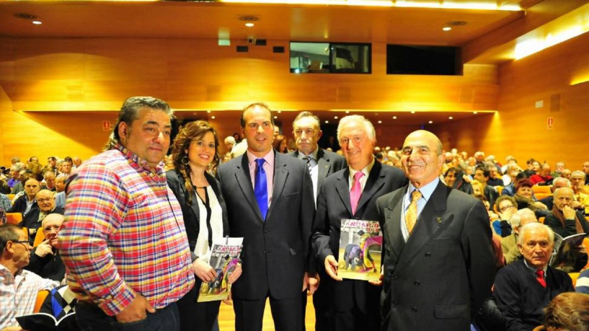 Los premiados muestran el Anuario 2014 de la Federación-J. Salvador