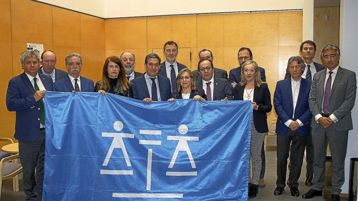 Miembros del pleno del Consejo de la Abogacía de Castilla y León, reunidos ayer en Valladolid.-ICAL
