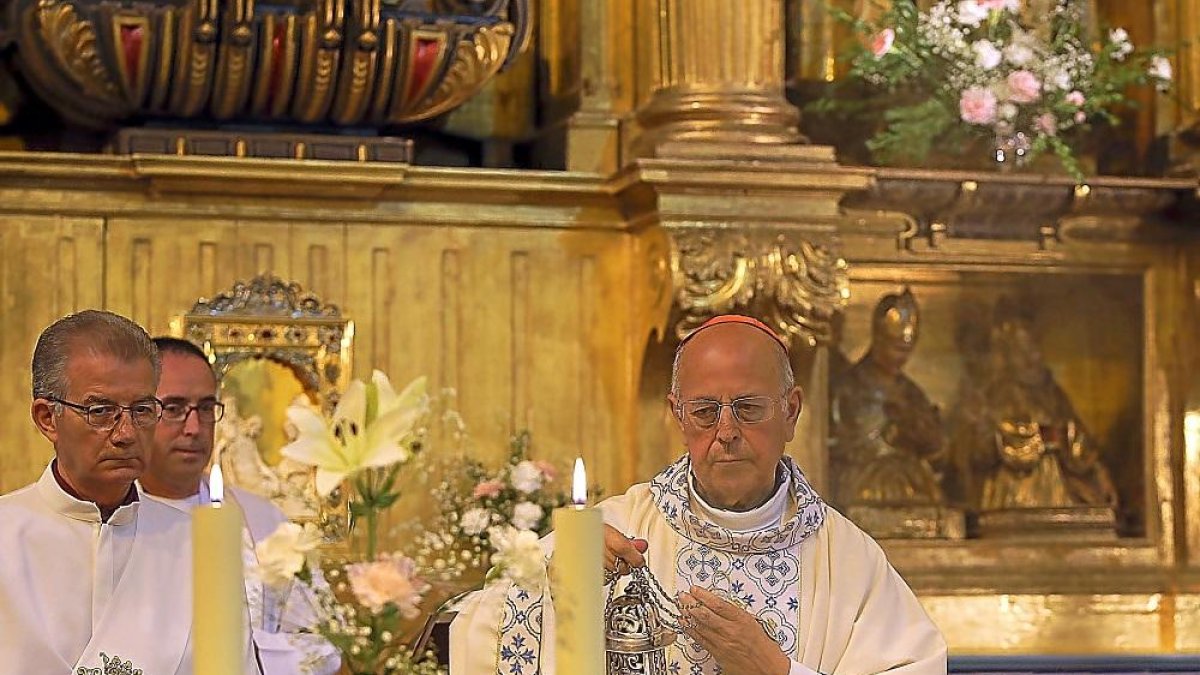 El arzobispo de Valladolid, Ricardo Blázquez, durante la eucaristía de ayer celebrada en el convento.-ICAL