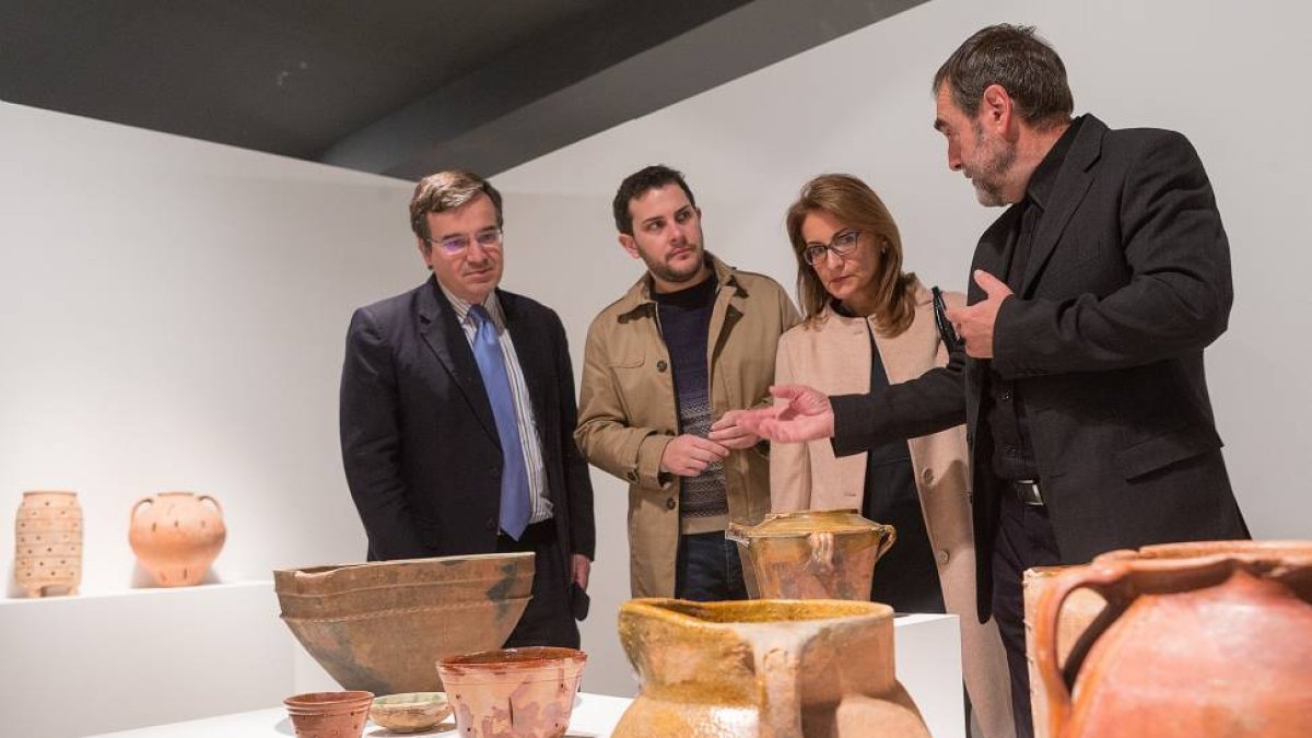 El director general de Políticas Culturales de la Junta, José Ramón Alonso, y el director del museo, Carlos Piñuel, presentan en el Museo Etnográfico de Castilla y León, la exposición 'La cerámica y los animales'-Ical