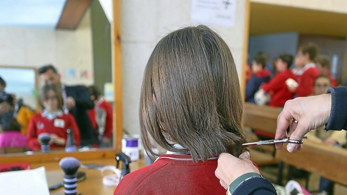 Una alumna del Colegio San Agustín partipa en la jornada ‘Cortarse la coleta’.-ICAL