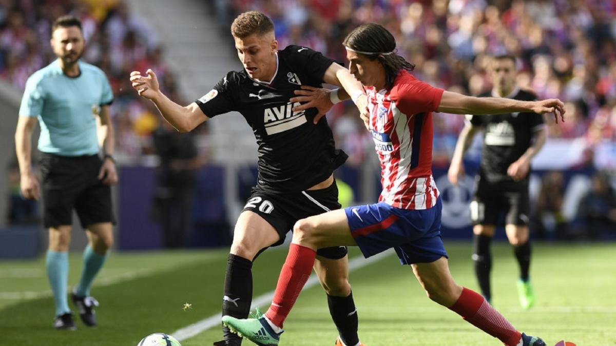 Alejo intenta driblar a Filipe Luis, durante el Atlético de Madrid-Éibar que cerró la Liga 17-18.-LALIGA