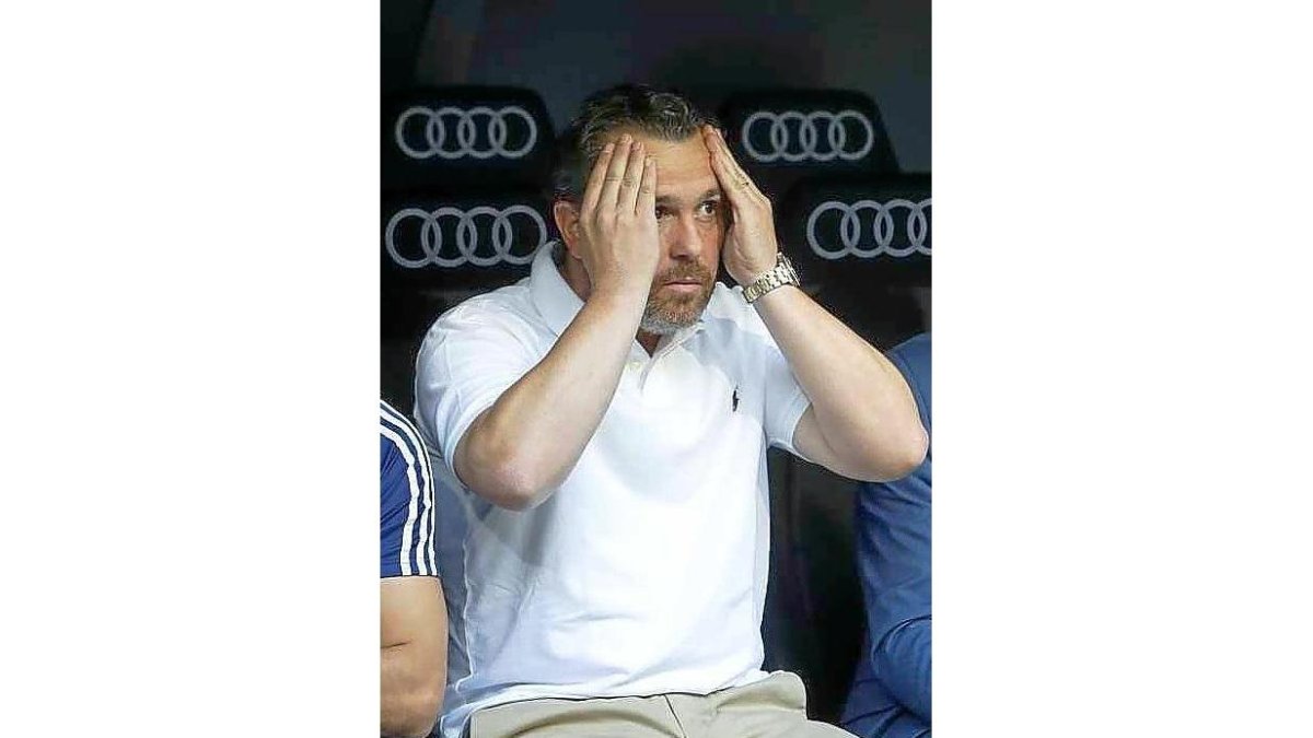 Sergio, en el banquillo durante el partido.-P.-D.