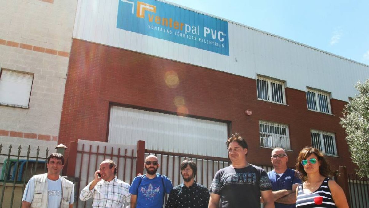 Un grupo de trabajadores de la empresa palentina Venterpal, dedicada a la fabricación de ventanas de PVC, se concentran junto a la fábrica que han encontrado cerrada-Ical