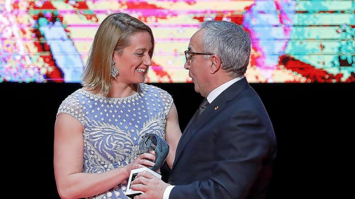 Mireia Belmonte recibe el premio de manos de Alejandro Blanco, presidente del COE-J.M.LOSTAU