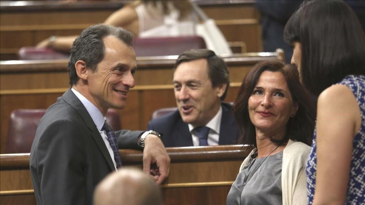 El ministro Pedro Duque conversa con la ministra María Jesús Montero, durante un pleno en el Congreso.-DAVID CASTRO
