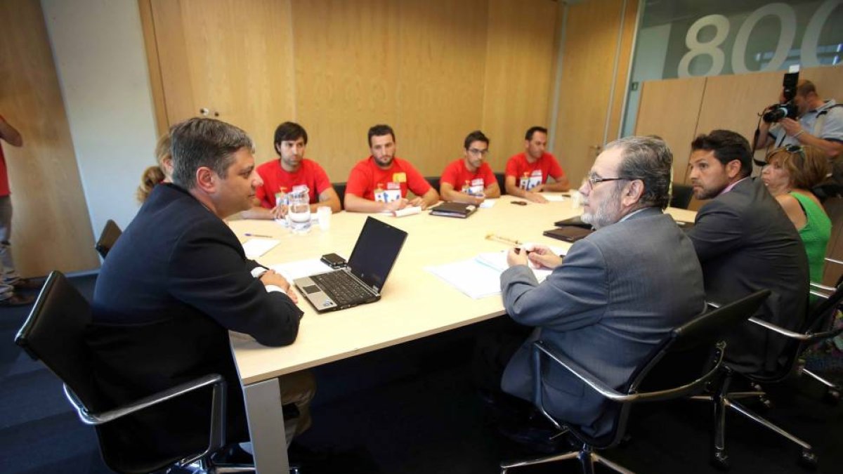 El director general de Trabajo de la Junta, Carlos Díez Menéndez mantiene una reunión con la directiva de Itevelesa junto a los trabajadores encerrados.-