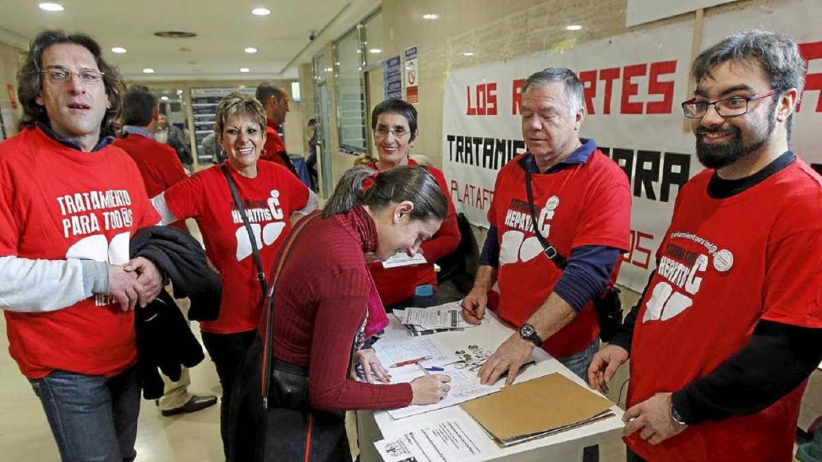 Miembros de la Plataforma de Afectados por la Hepatitis C recogen firmas en el vestíbulo del Clínico.-J.M. Lostau