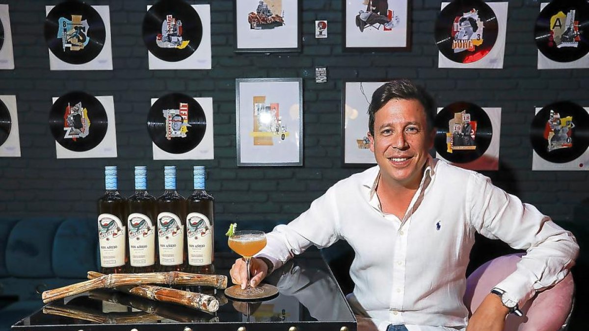 Daniel Hernández, dueño de Ron Pacific que se elabora con caña de azúcar de Chitré en una destilería panameña .-J. M. LOSTAU