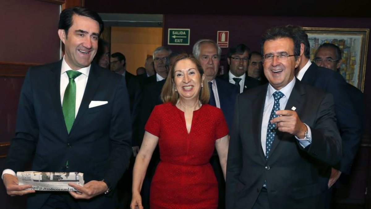 La ministra de Fomento, Ana Pastor, participa en la tercera edición de Foropyme de León. Junto a ella, el delegado del Gobierno, Juan Carlos Suárez-Quiñones y presidente de Diario de León y Edigrup, José Luís Ulibarri-Ical