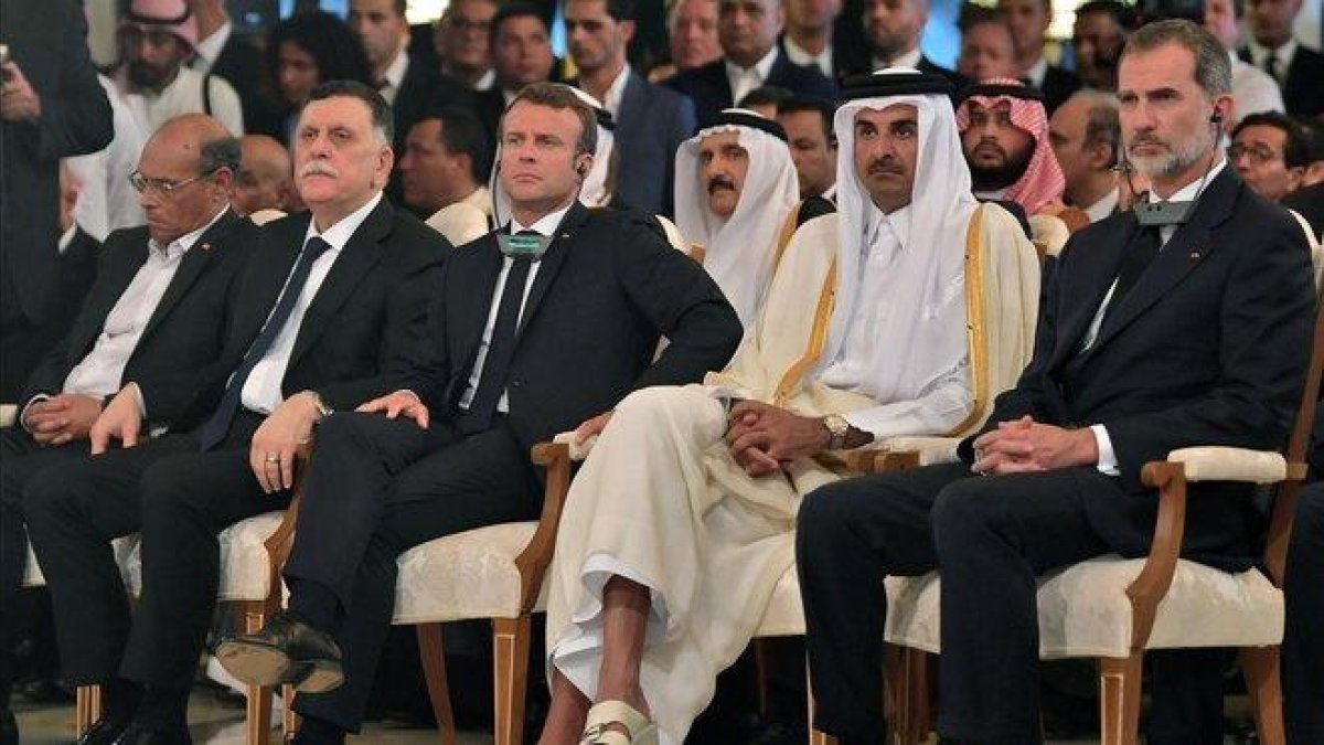 El rey Felipe y Emmanuel Macron, junto al emir de Qatar y el primer ministro del gobierno sostenido por la ONU en Libia, este sábado, en el funeral de Estado en Túnez.-EFE