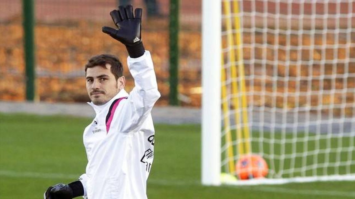 Casillas saluda a los aficionados que siguen un entrenamiento del Madrid, en una imagen de archivo.-Foto: EFE / KHALED ELFIQI