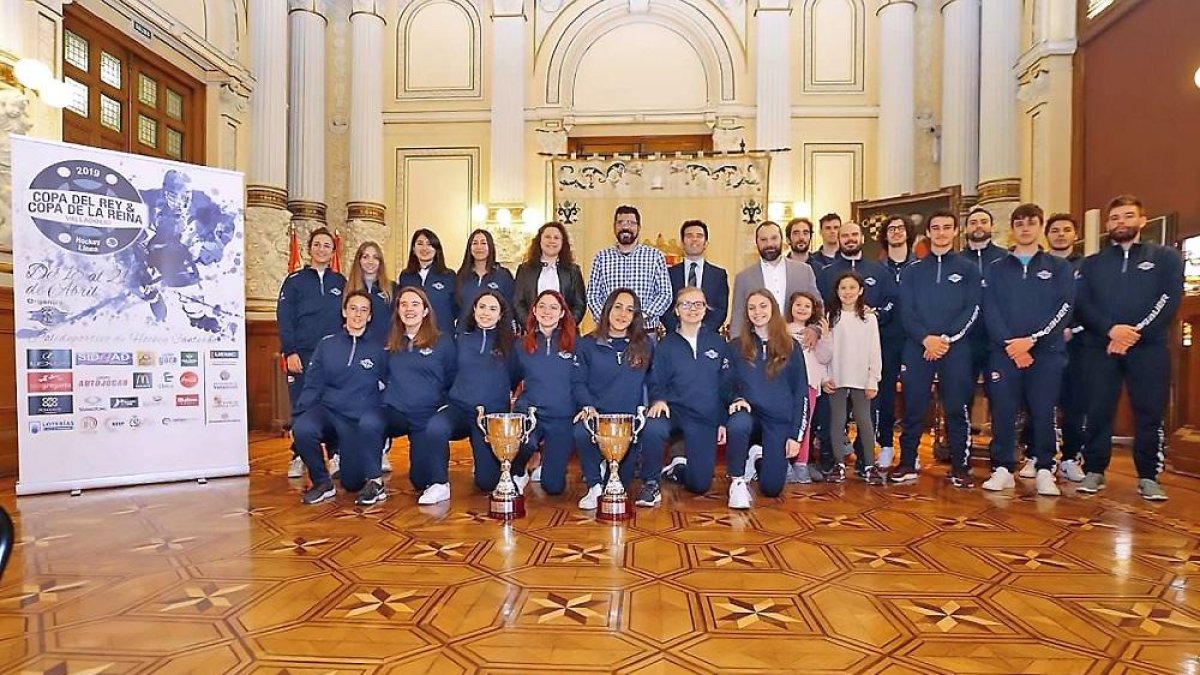 Los jugadores y jugadoras del CPLV y las Panteras posan con las autoridades en el Ayuntamiento tras la presentación de la Copa del Rey y de la Reina.-EM