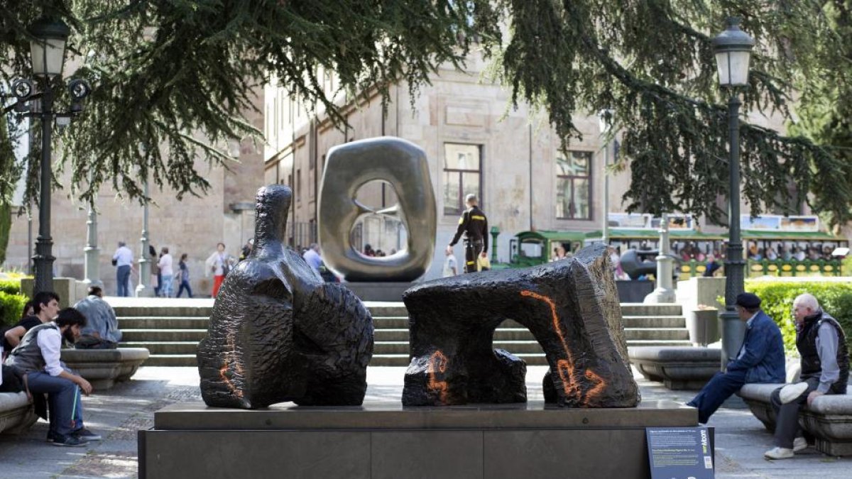 Una de las esculturas de Henry Moore expuestas en la plaza de Anaya aparece con unas pintadas.-ICAL