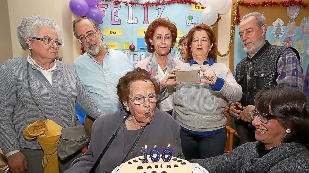 Marina Rubio sopla las velas de su tarta de cumpleaños.-J.M.LOSTAU