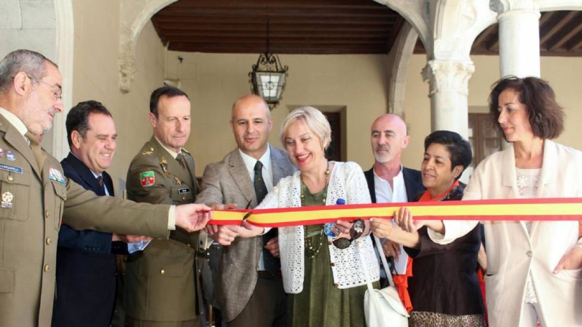 El general jefe de la Cuarta Subinspección General y comandante militar de Valladolid y Palencia, Manuel Gorjón Recio; la concejala de Cultura del Ayuntamiento de Valladolid, Mercedes Cantalapiedra; y el subdelegado del Gobierno, Jorge Llorente Cachorro,-ICAL