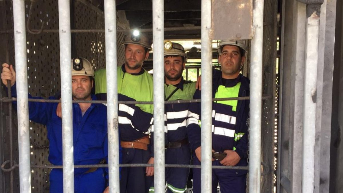 Los cuatro mineros encerrados en la Hullera.-EL MUNDO