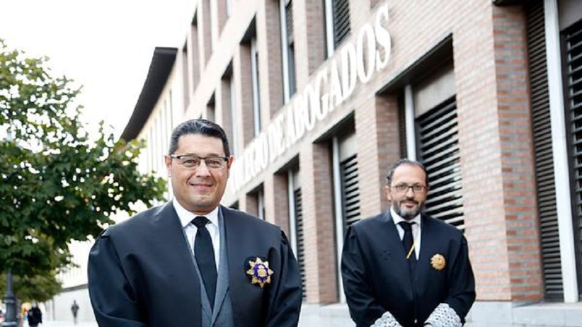 El nuevo decano del colegio de Abogados de Valladolid, Javier Martín, junto a su predecesor, Javier Garicano