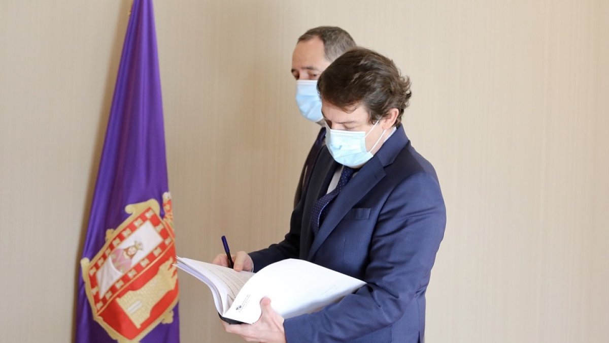 El presidente de la Junta, Alfonso Fernández Mañueco, comparece en las Cortes para informar de la evolución de la pandemia del COVID.- ICAL