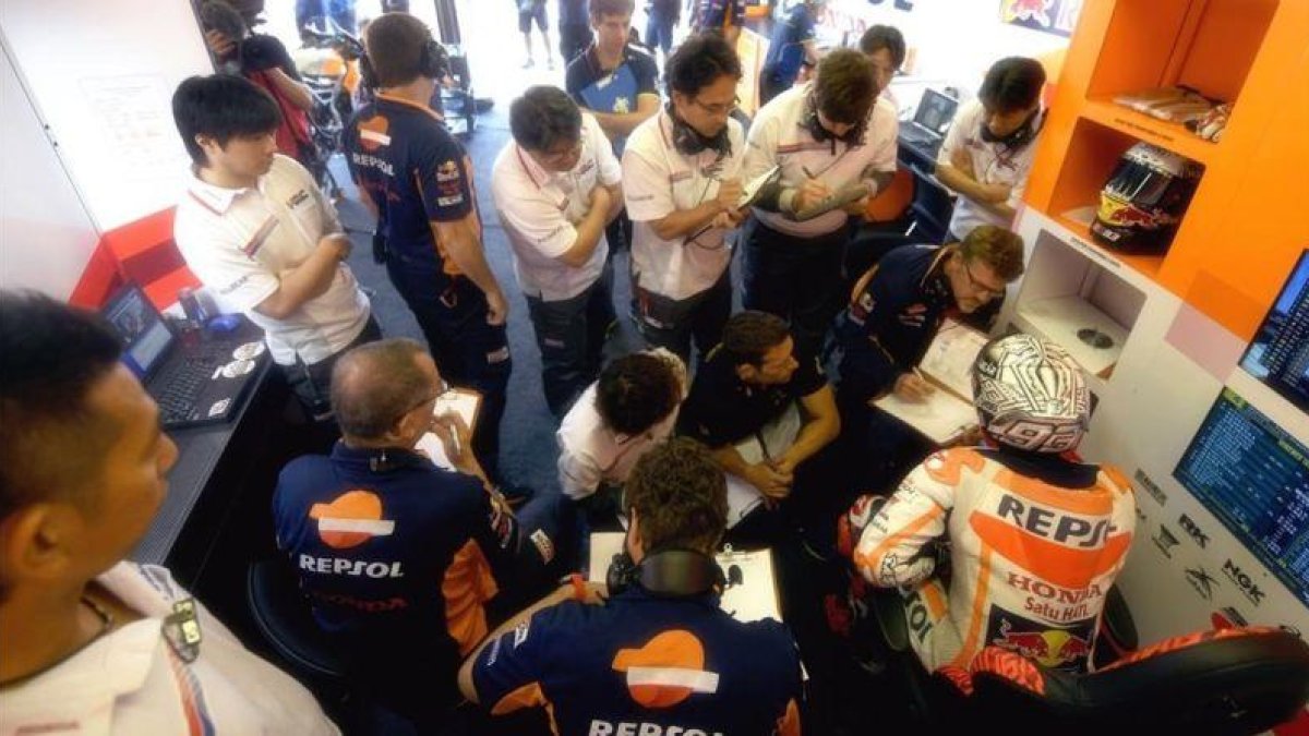 Marc Márquez, en Misano, rodeado de la docena de ingenieros y técnicos que forman su equipo.-HONDA RACING CORPORATION