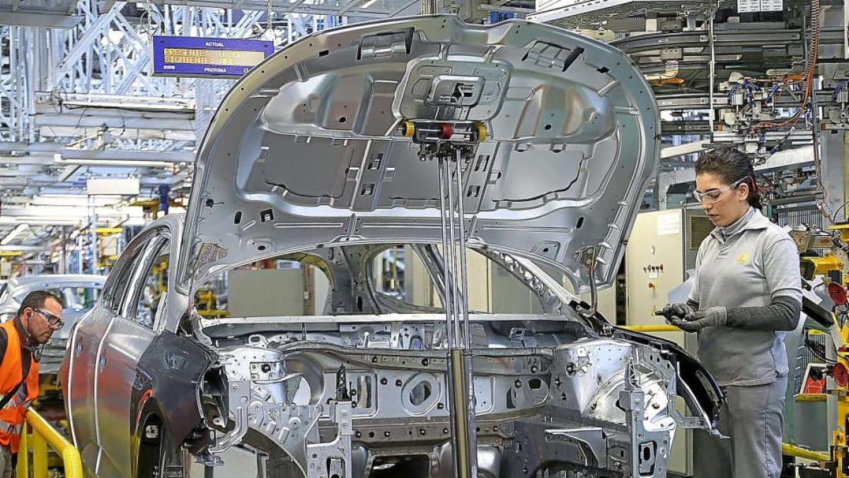 Cadena de montaje del nuevo Mégane en la fábrica de Renault en la localidad palentina de Villamuriel.-ICAL