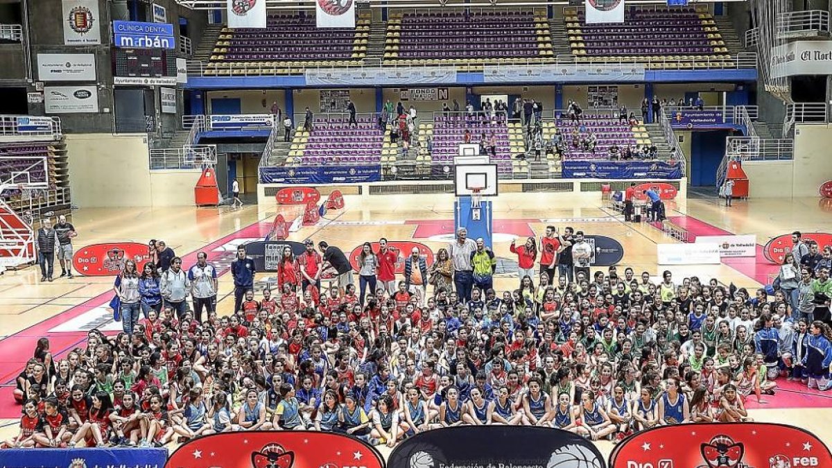 La tradicional foto de familia con todos los participantes en el ‘Fanatic Mini’ celebrado en el polideportivo Pisuerga.-MIGUEL Á. SANTOS