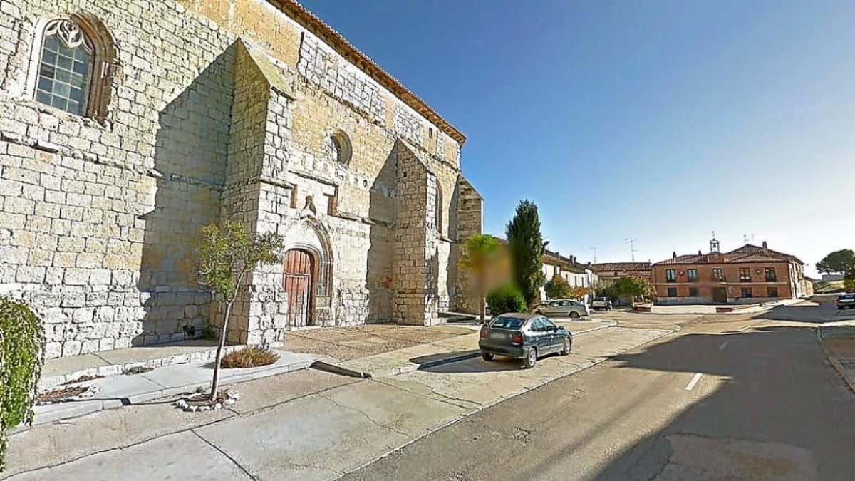 Costado de la iglesia y, al fondo, Plaza Mayor de San Martín de Valvení.-GGL SW