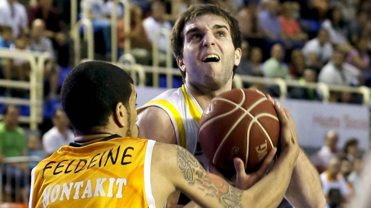 Iván Martínez lucha por hacerse con un rebote con un jugador del Fuenlabrada.-El Mundo