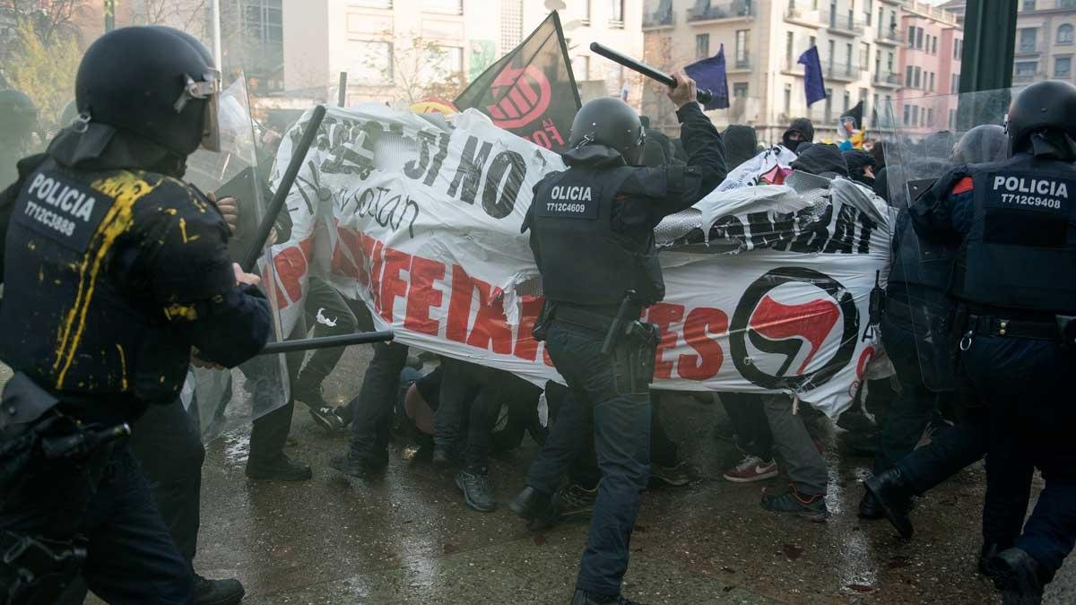 Cargas en Gerona en un acto antifascista contra Vox, ayer jueves.-GLORIA SÁNCHEZ